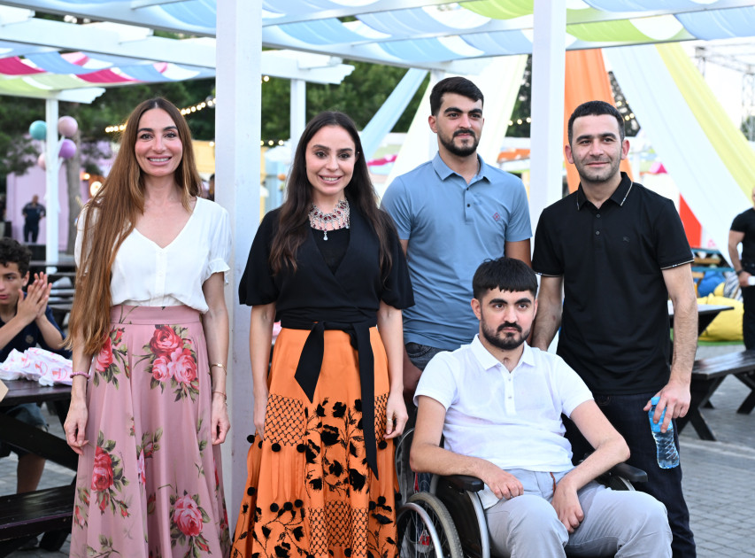 Leyla Əliyeva və Arzu Əliyeva “CandyFest” yay festivalını ziyarət edib və “Sehrli mirvari” su sirki şousunu izləyiblər<font color=red> - FOTOLAR</font>