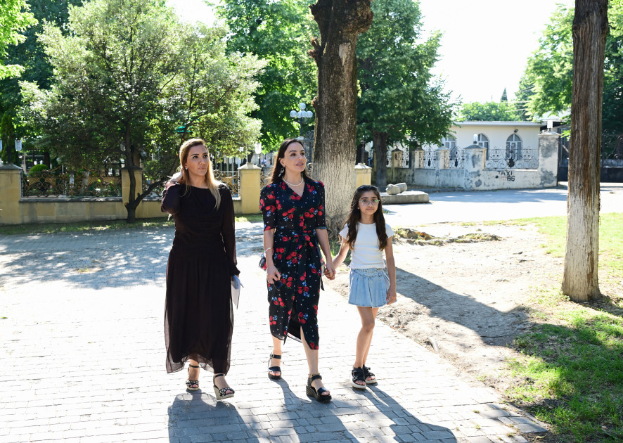 Leyla Əliyeva Şəki şəhərindəki Məhəmməd Füzuli adına parkda görülən işlərlə tanış olub<font color=red> - FOTOLAR</font>