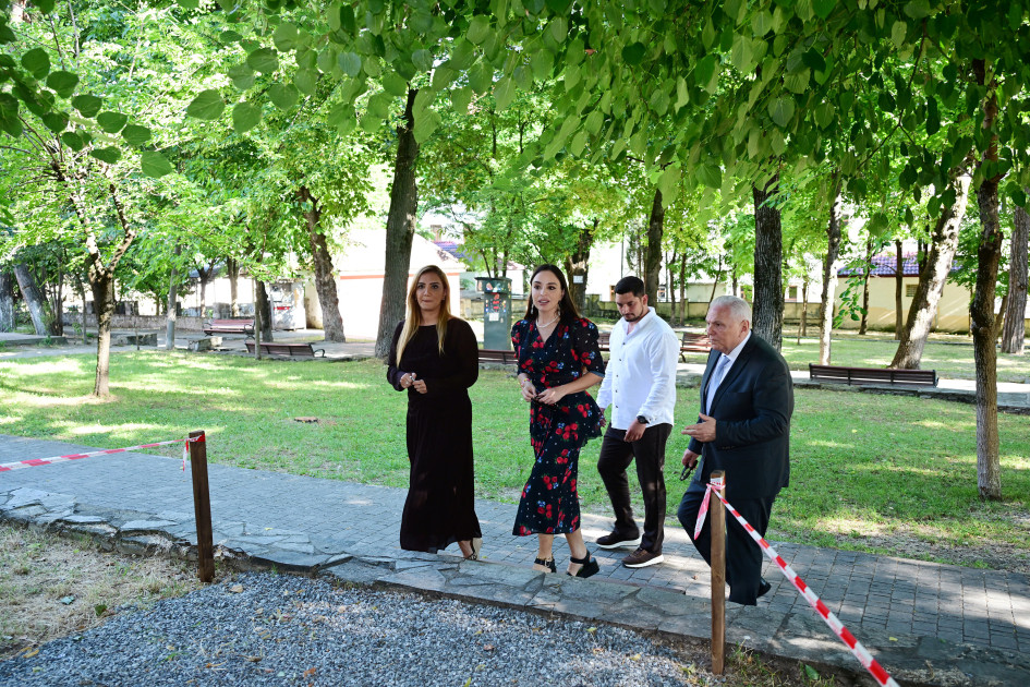 Leyla Əliyeva Şəki şəhərindəki Məhəmməd Füzuli adına parkda görülən işlərlə tanış olub<font color=red> - FOTOLAR</font>