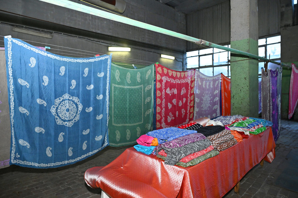 Leyla Əliyeva “Azəripək” ASC-nin fəaliyyəti ilə yaxından tanış olub<font color=red> - FOTOLAR</font>