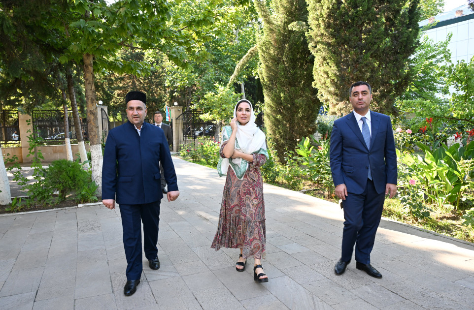 Leyla Əliyeva Yevlaxda Cümə məscidini ziyarət edib<font color=red> - FOTOLAR</font>