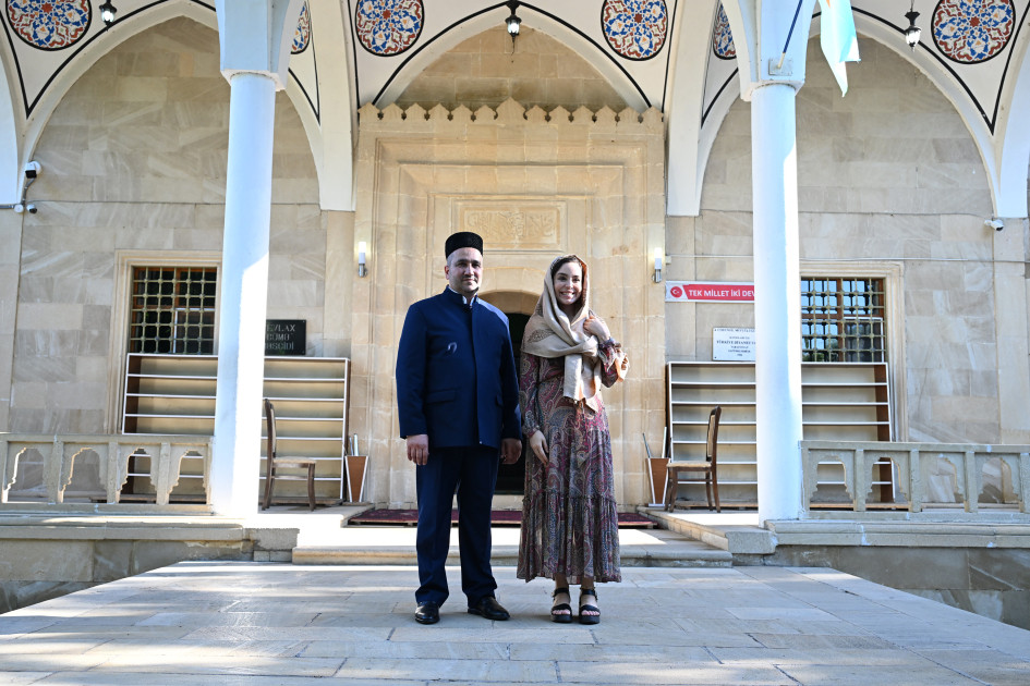 Leyla Əliyeva Yevlaxda Cümə məscidini ziyarət edib<font color=red> - FOTOLAR</font>