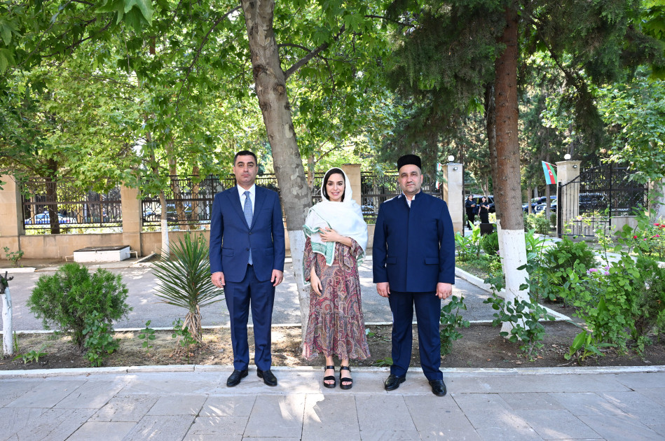Leyla Əliyeva Yevlaxda Cümə məscidini ziyarət edib<font color=red> - FOTOLAR</font>