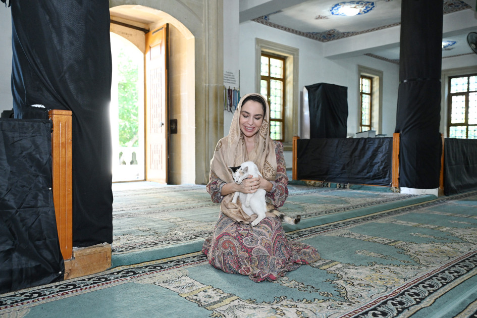 Leyla Əliyeva Yevlaxda Cümə məscidini ziyarət edib<font color=red> - FOTOLAR</font>