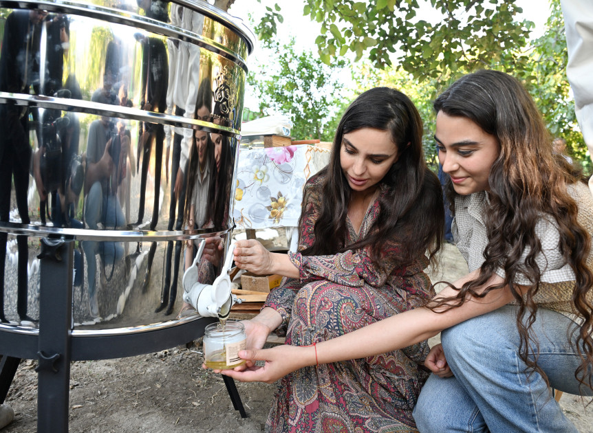 Leyla Əliyeva Yevlaxda “Gənc arıçı” layihəsinin iştirakçısı ilə görüşüb<font color=red> - FOTOLAR</font>