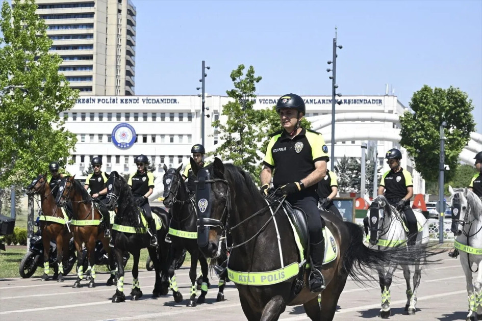 NATO sammiti ərəfəsində Ankarada süvari polis dəstəsi xidmət göstərir<font color=red> - FOTOLAR</font>