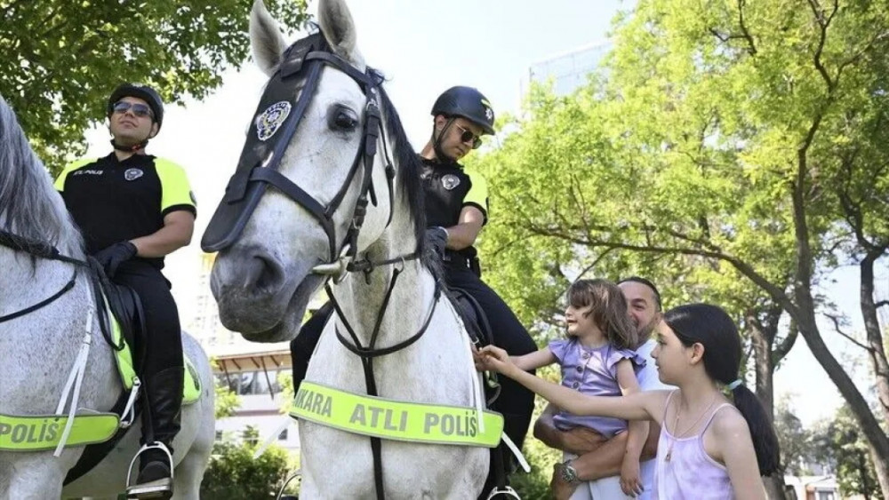 NATO sammiti ərəfəsində Ankarada süvari polis dəstəsi xidmət göstərir<font color=red> - FOTOLAR</font>