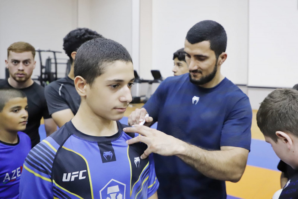 UFC döyüşçüsü Fərman Həsənov Naxçıvanda idmançılar üçün ustad dərsi keçib<font color=red> - FOTOLAR</font>