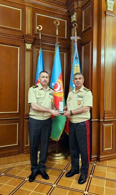 Müdafiə nazirinin müavini və bir qrup hərbi qulluqçu təltif edilib<font color=red> - FOTOLAR</font>