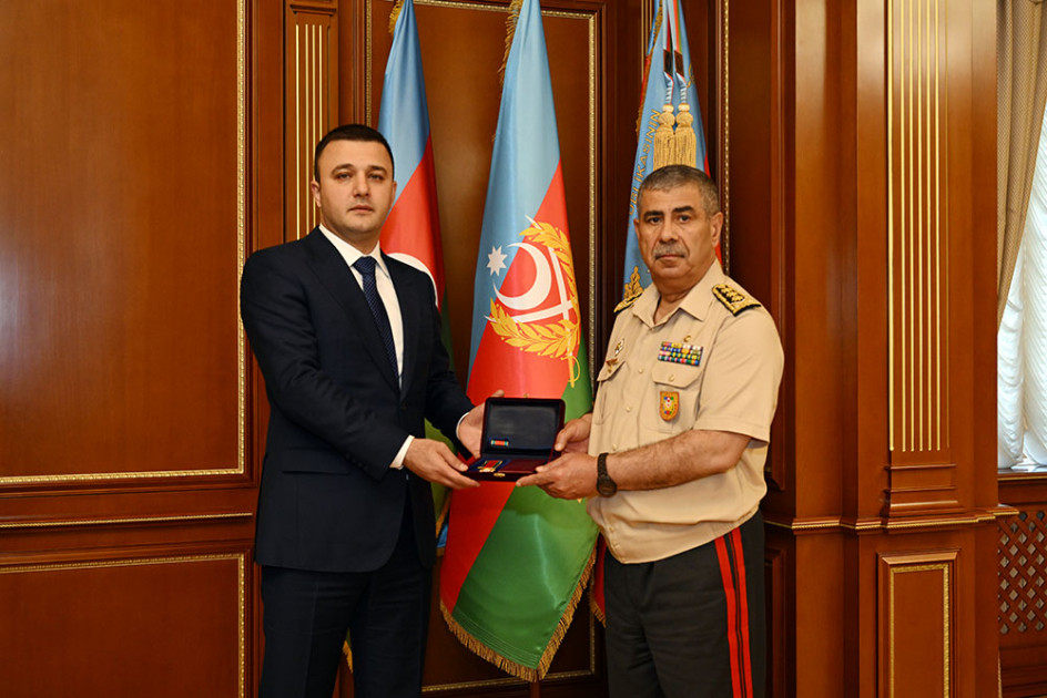 Müdafiə nazirinin müavini və bir qrup hərbi qulluqçu təltif edilib<font color=red> - FOTOLAR</font>
