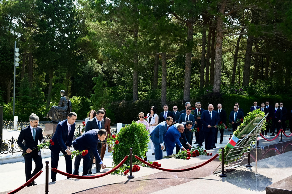XİN-in rəhbər heyəti Fəxri və Şəhidlər xiyabanlarını ziyarət edib<font color=red> - FOTOLAR</font>