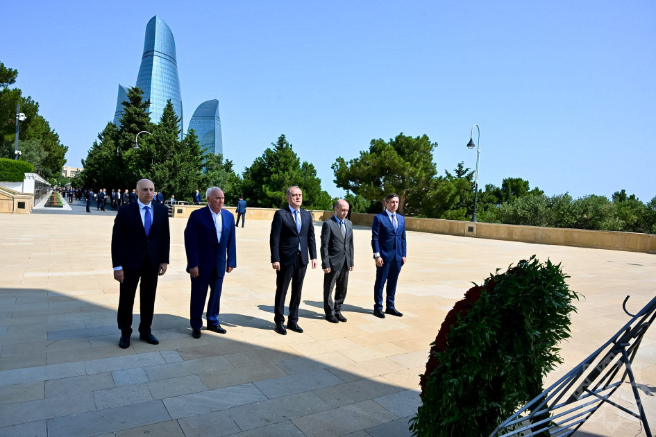 XİN-in rəhbər heyəti Fəxri və Şəhidlər xiyabanlarını ziyarət edib<font color=red> - FOTOLAR</font>
