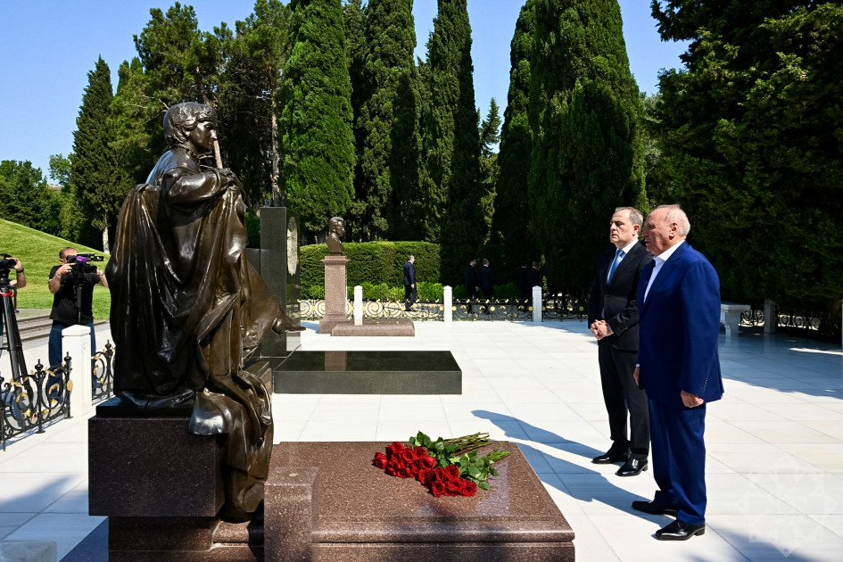 XİN-in rəhbər heyəti Fəxri və Şəhidlər xiyabanlarını ziyarət edib<font color=red> - FOTOLAR</font>