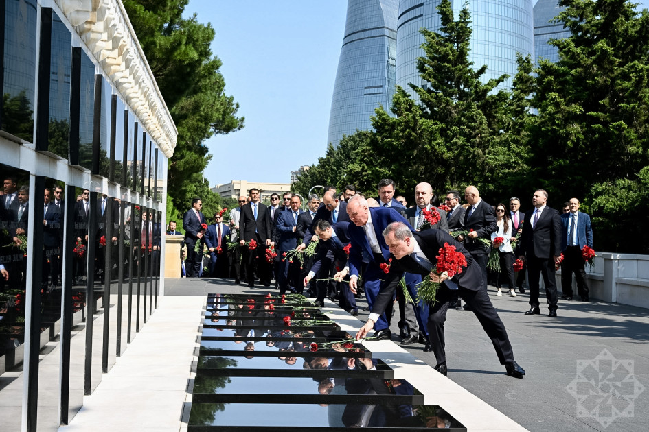 XİN-in rəhbər heyəti Fəxri və Şəhidlər xiyabanlarını ziyarət edib<font color=red> - FOTOLAR</font>