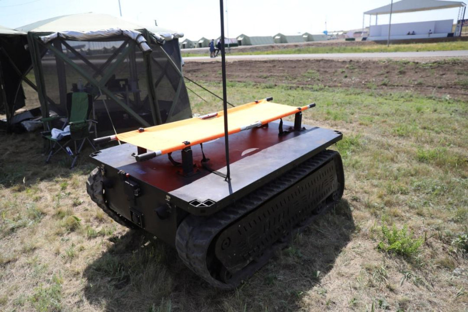 Qazaxıstan mühəndisləri ordu üçün robotlar və dronlar yaradırlar<font color=red> - FOTOLAR</font>