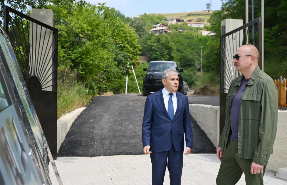 Prezident İlham Əliyev Şuşanın Kiçik Qaladərəsi kəndində görülən işlərlə tanış olub və kəndə qayıdan sakinlərlə görüşüb<font color=red> - FOTOLAR</font>