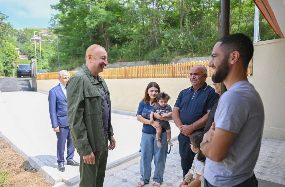 Prezident İlham Əliyev Şuşanın Kiçik Qaladərəsi kəndində görülən işlərlə tanış olub və kəndə qayıdan sakinlərlə görüşüb<font color=red> - FOTOLAR</font>