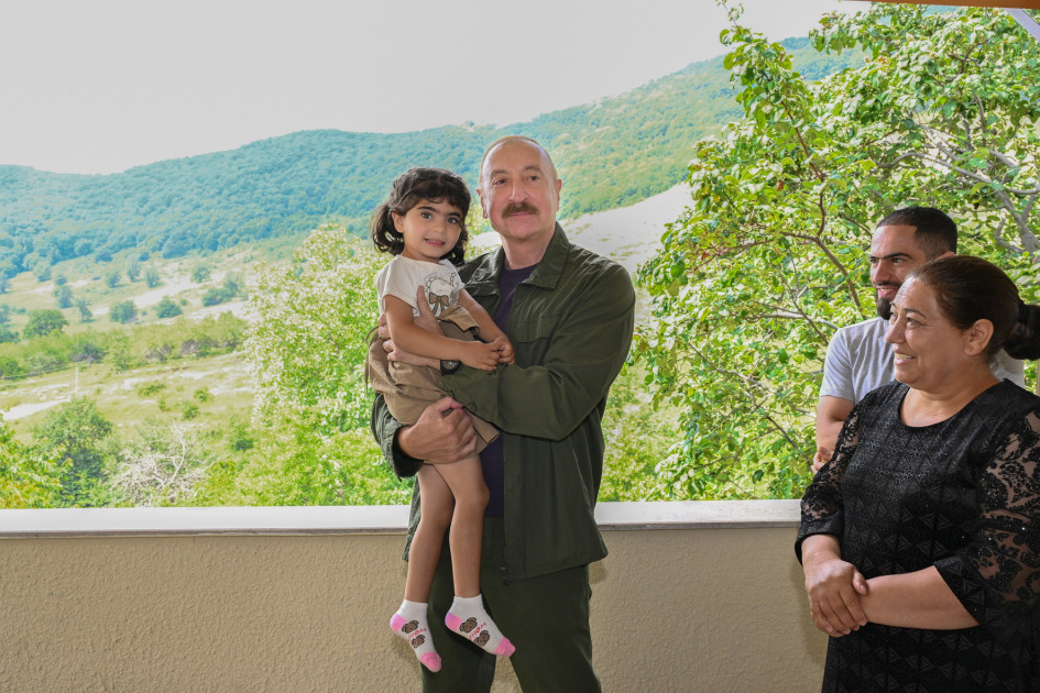 Prezident İlham Əliyev Şuşanın Kiçik Qaladərəsi kəndində görülən işlərlə tanış olub və kəndə qayıdan sakinlərlə görüşüb<font color=red> - FOTOLAR</font>