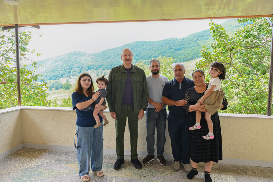 Prezident İlham Əliyev Şuşanın Kiçik Qaladərəsi kəndində görülən işlərlə tanış olub və kəndə qayıdan sakinlərlə görüşüb<font color=red> - FOTOLAR</font>