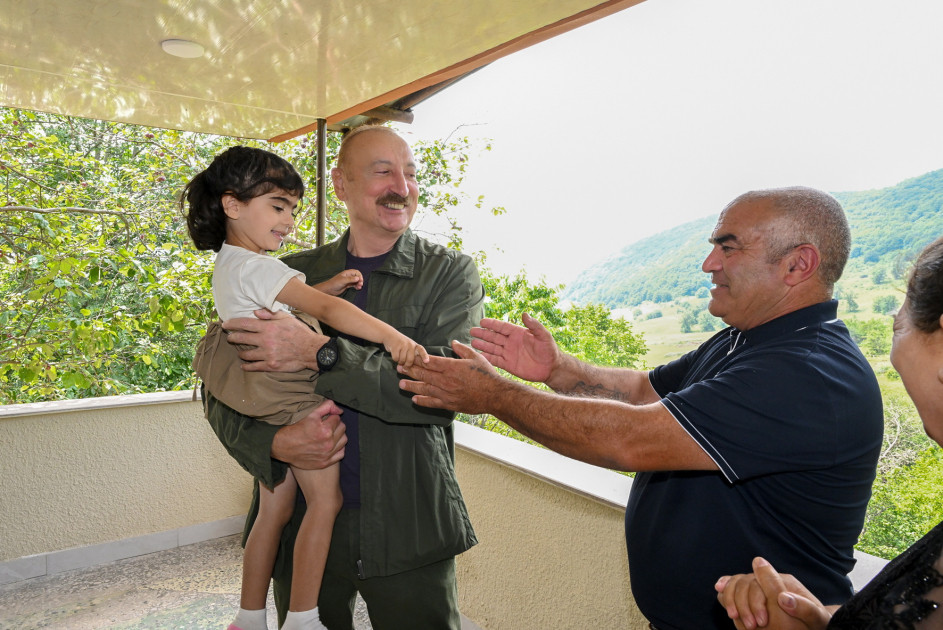 Prezident İlham Əliyev Şuşanın Kiçik Qaladərəsi kəndində görülən işlərlə tanış olub və kəndə qayıdan sakinlərlə görüşüb<font color=red> - FOTOLAR</font>