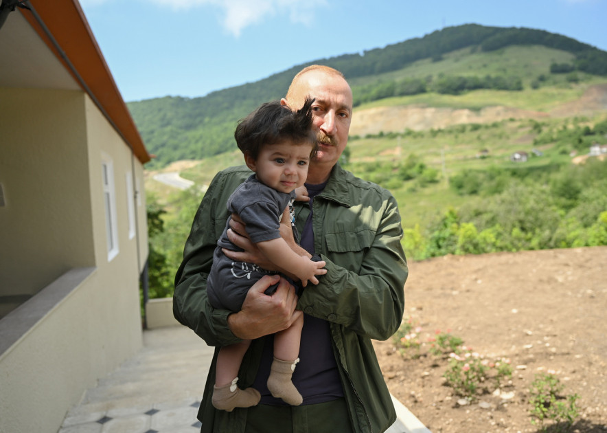 Prezident İlham Əliyev Şuşanın Kiçik Qaladərəsi kəndində görülən işlərlə tanış olub və kəndə qayıdan sakinlərlə görüşüb<font color=red> - FOTOLAR</font>
