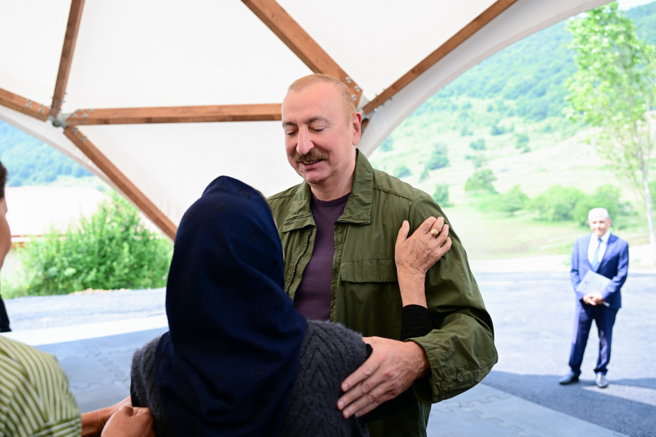 Prezident İlham Əliyev Şuşanın Kiçik Qaladərəsi kəndində görülən işlərlə tanış olub və kəndə qayıdan sakinlərlə görüşüb<font color=red> - FOTOLAR</font>