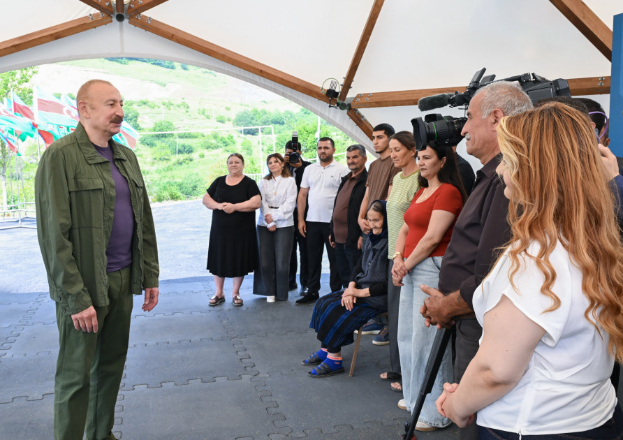 Prezident İlham Əliyev Şuşanın Kiçik Qaladərəsi kəndində görülən işlərlə tanış olub və kəndə qayıdan sakinlərlə görüşüb<font color=red> - FOTOLAR</font>