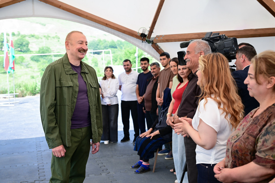 Prezident İlham Əliyev Şuşanın Kiçik Qaladərəsi kəndində görülən işlərlə tanış olub və kəndə qayıdan sakinlərlə görüşüb<font color=red> - FOTOLAR</font>