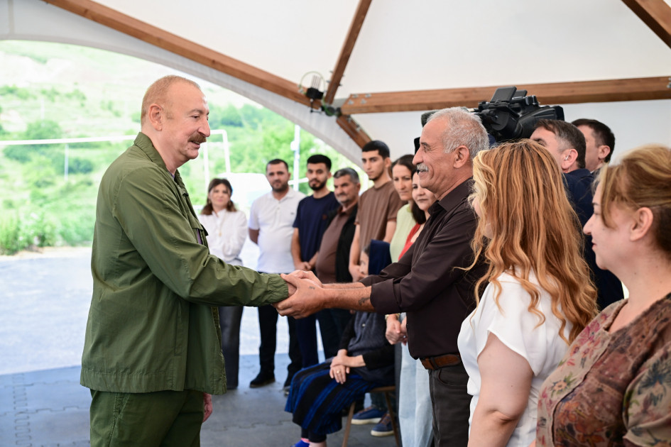 Prezident İlham Əliyev Şuşanın Kiçik Qaladərəsi kəndində görülən işlərlə tanış olub və kəndə qayıdan sakinlərlə görüşüb<font color=red> - FOTOLAR</font>