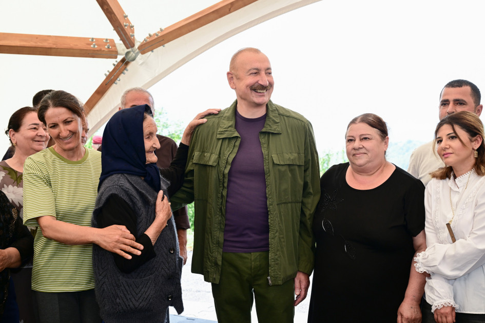 Prezident İlham Əliyev Şuşanın Kiçik Qaladərəsi kəndində görülən işlərlə tanış olub və kəndə qayıdan sakinlərlə görüşüb<font color=red> - FOTOLAR</font>