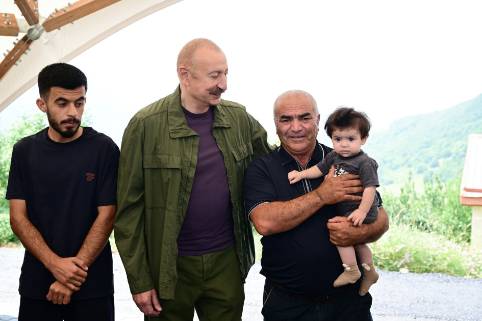 Prezident İlham Əliyev Şuşanın Kiçik Qaladərəsi kəndində görülən işlərlə tanış olub və kəndə qayıdan sakinlərlə görüşüb<font color=red> - FOTOLAR</font>
