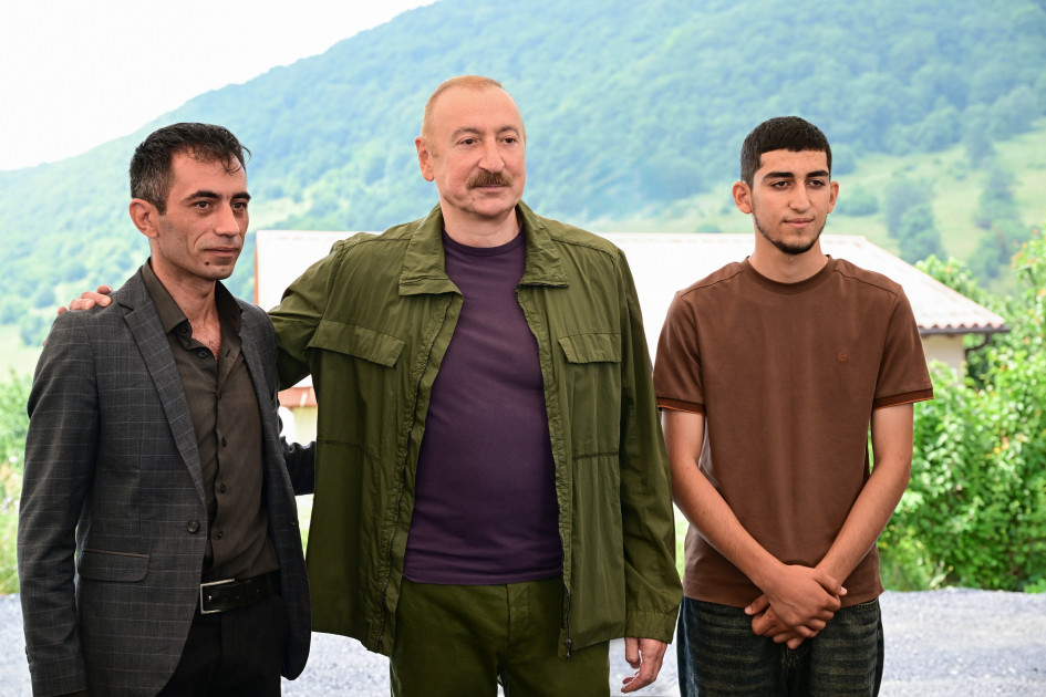 Prezident İlham Əliyev Şuşanın Kiçik Qaladərəsi kəndində görülən işlərlə tanış olub və kəndə qayıdan sakinlərlə görüşüb<font color=red> - FOTOLAR</font>