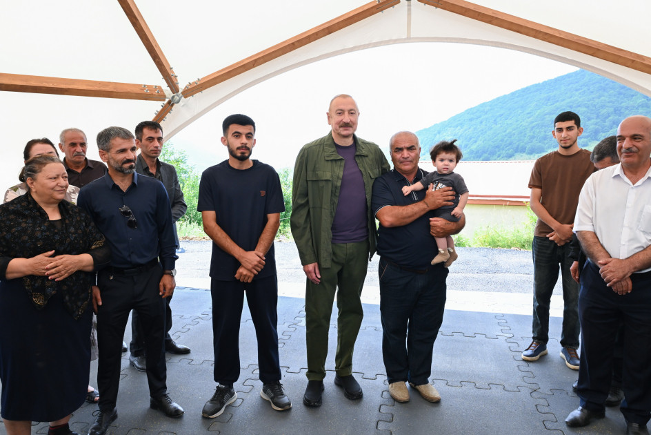 Prezident İlham Əliyev Şuşanın Kiçik Qaladərəsi kəndində görülən işlərlə tanış olub və kəndə qayıdan sakinlərlə görüşüb<font color=red> - FOTOLAR</font>