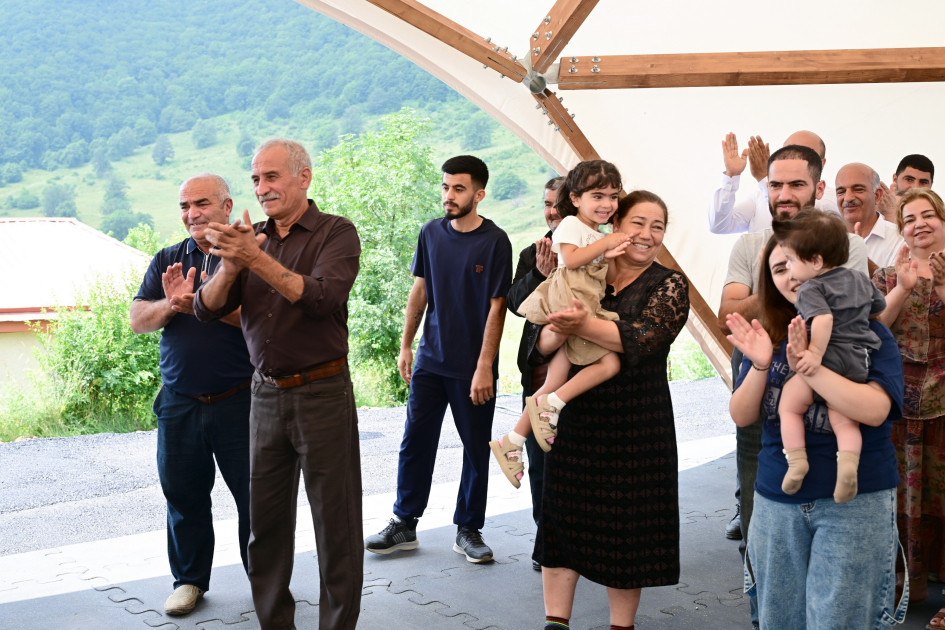 Prezident İlham Əliyev Şuşanın Kiçik Qaladərəsi kəndində görülən işlərlə tanış olub və kəndə qayıdan sakinlərlə görüşüb<font color=red> - FOTOLAR</font>