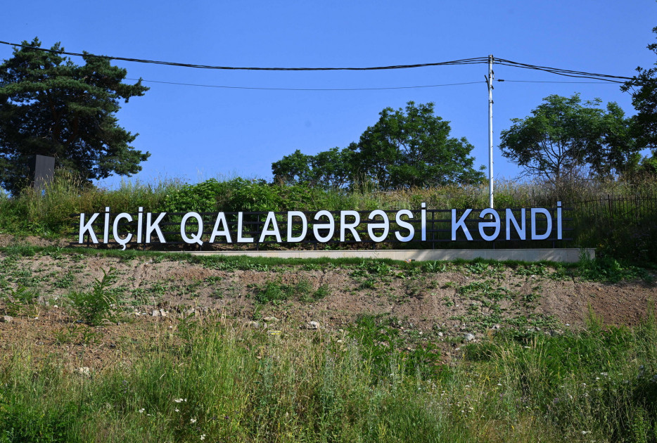 Prezident İlham Əliyev Şuşanın Kiçik Qaladərəsi kəndində görülən işlərlə tanış olub və kəndə qayıdan sakinlərlə görüşüb<font color=red> - FOTOLAR</font>