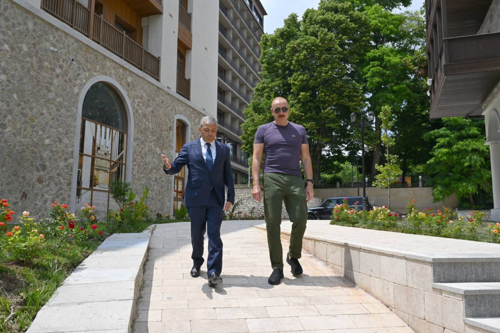 İlham Əliyev Şuşanın Qarabağ küçəsində dövlət-özəl tərəfdaşlığı çərçivəsində həyata keçirilmiş işlərlə tanış olub<font color=red> - FOTOLAR</font>