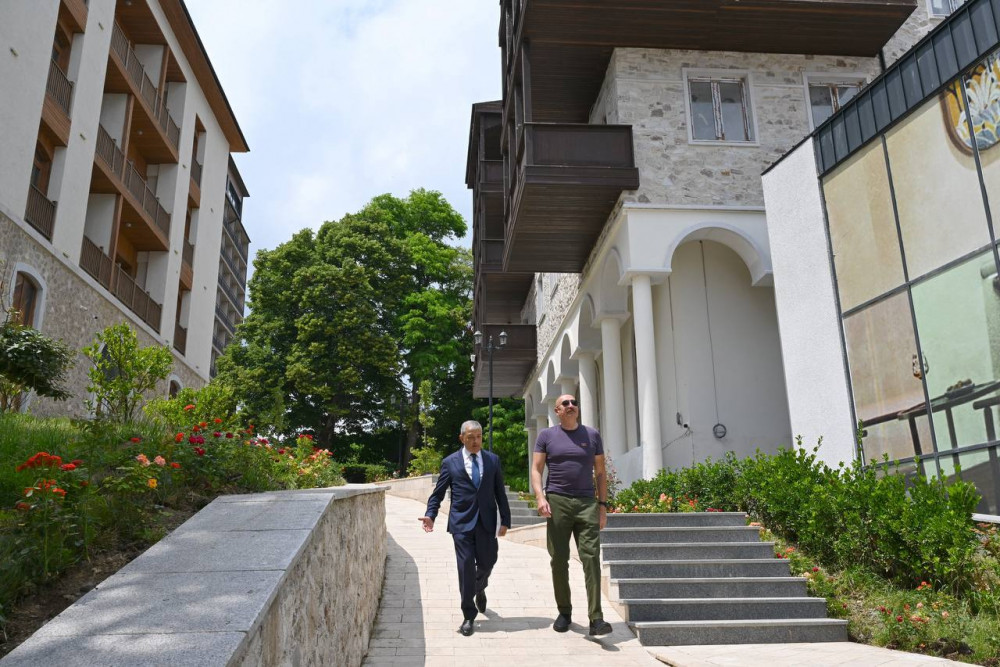 İlham Əliyev Şuşanın Qarabağ küçəsində dövlət-özəl tərəfdaşlığı çərçivəsində həyata keçirilmiş işlərlə tanış olub<font color=red> - FOTOLAR</font>