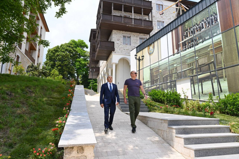 İlham Əliyev Şuşanın Qarabağ küçəsində dövlət-özəl tərəfdaşlığı çərçivəsində həyata keçirilmiş işlərlə tanış olub<font color=red> - FOTOLAR</font>