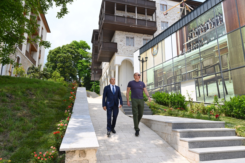 Şuşanın Qarabağ küçəsində dövlət-özəl tərəfdaşlığı çərçivəsində həyata keçirilmiş işlərlə tanışlıq<font color=red> - FOTOLAR</font>