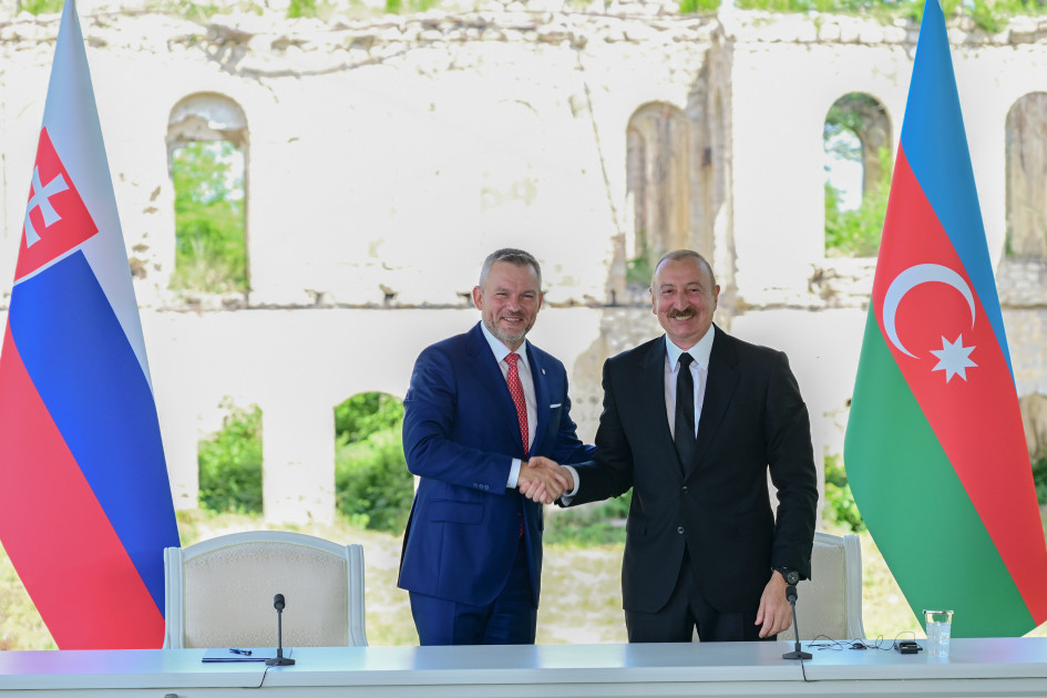 Azərbaycan və Slovakiya prezidentləri mətbuata bəyanatlarla çıxış ediblər<font color='red'> - YENİLƏNİB</font><font color=red> - FOTOLAR</font>