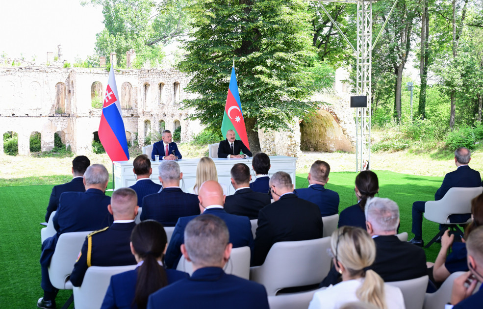 Azərbaycan və Slovakiya prezidentləri mətbuata bəyanatlarla çıxış ediblər<font color='red'> - YENİLƏNİB</font><font color=red> - FOTOLAR</font>