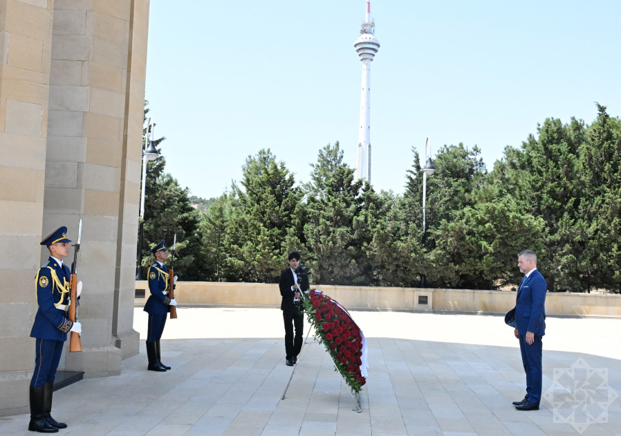 Slovakiya Prezidenti Bakıda şəhidlərin xatirəsini anıb<font color=red> - FOTOLAR</font>