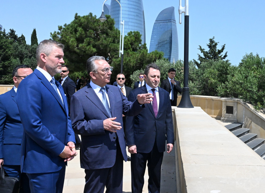 Slovakiya Prezidenti Bakıda şəhidlərin xatirəsini anıb<font color=red> - FOTOLAR</font>