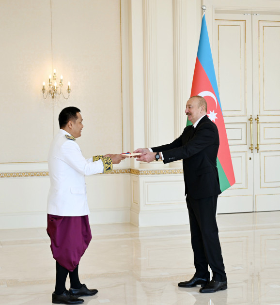 Prezident İlham Əliyev Kambocanın Azərbaycanda yeni təyin olunmuş səfirinin etimadnaməsini qəbul edib<font color=red> - FOTOLAR</font>