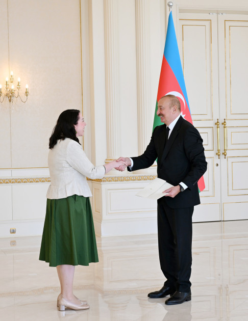 Prezident İlham Əliyev İrlandiyanın Azərbaycanda yeni təyin olunmuş səfirinin etimadnaməsini qəbul edib<font color=red> - FOTOLAR</font>