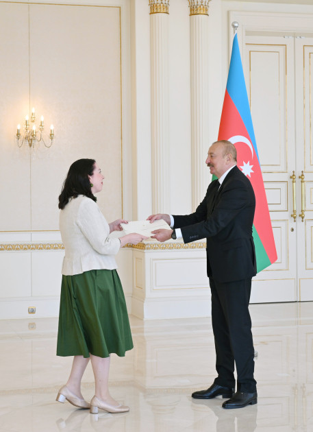Prezident İlham Əliyev İrlandiyanın Azərbaycanda yeni təyin olunmuş səfirinin etimadnaməsini qəbul edib<font color=red> - FOTOLAR</font>