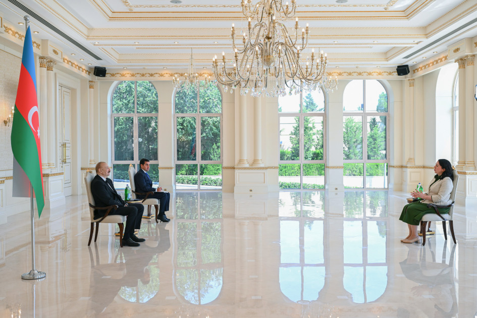 Prezident İlham Əliyev İrlandiyanın Azərbaycanda yeni təyin olunmuş səfirinin etimadnaməsini qəbul edib<font color=red> - FOTOLAR</font>