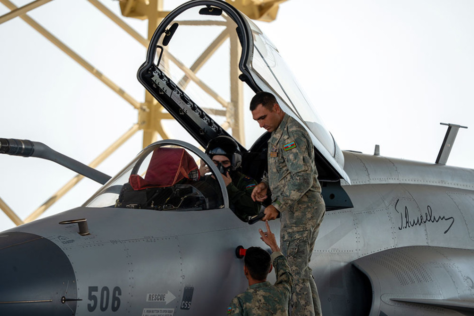 Aviasiya bölmələrində təlim-məşq uçuşları keçirilib<font color=red> - FOTOLAR</font>