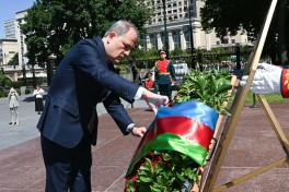 Ceyhun Bayramov Moskvada "Naməlum əsgər" məzarını ziyarət edib<font color=red> - FOTOLAR</font>