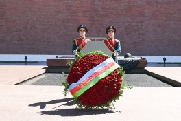Ceyhun Bayramov Moskvada "Naməlum əsgər" məzarını ziyarət edib<font color=red> - FOTOLAR</font>